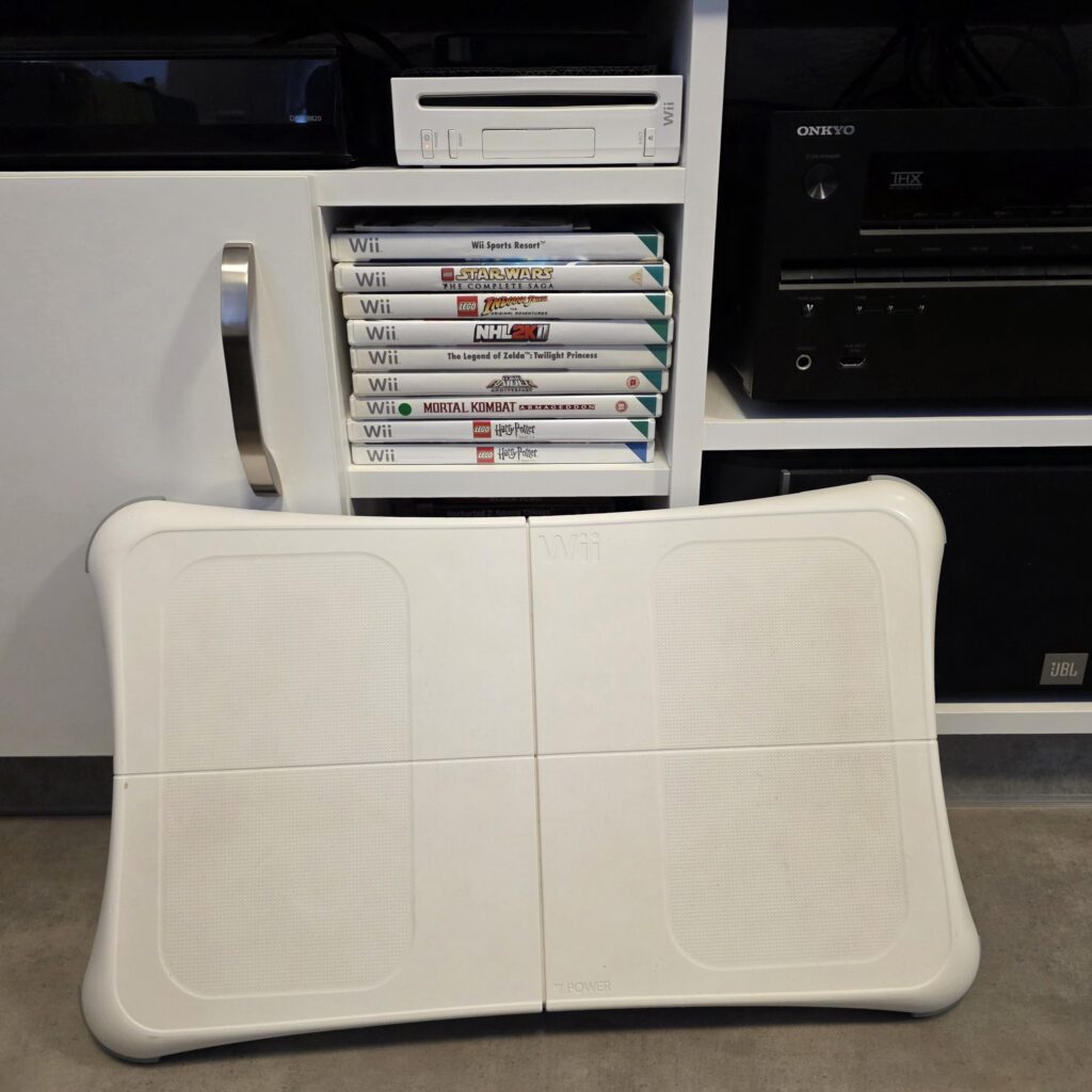 Nintendo Wii RVL-001 (EUR) s balanční podložkou Wii Balance Board RVL-021 a sbírkou her