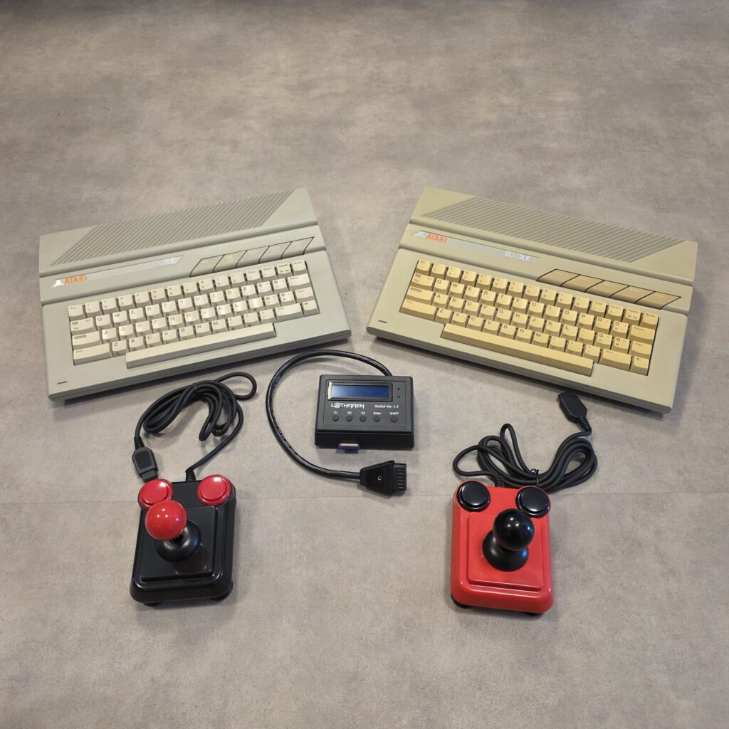 Atari 130XE a 800XE se SIO2SD v1.3 od Lotharka a dva joysticky ArcadeR
